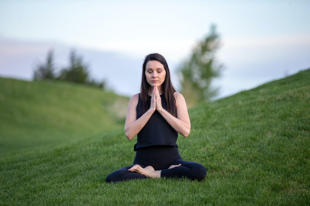 une femme en pleine nature entrain de méditer